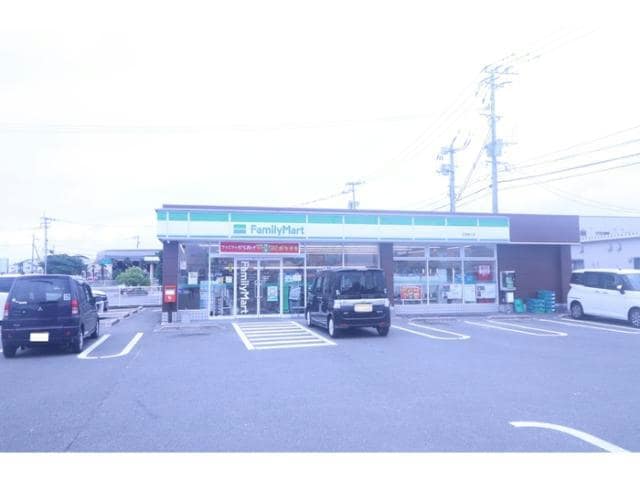 ファミリーマート佐賀川副町店(コンビニ)まで611m エクセレント川副