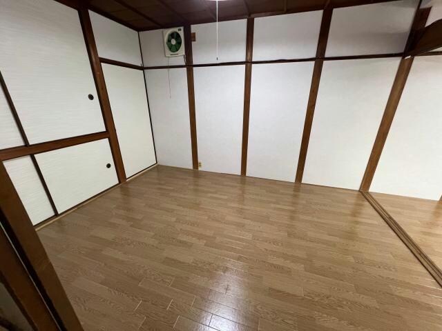  むつみ平屋（手前）