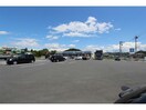 ローソン足利大月町店(コンビニ)まで873m※駐車場がとても広く出入りもしやすいですね。 ★SKY COURT 「スカイコート」