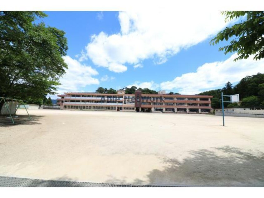 足利市立山辺小学校(小学校)まで1761m※緑豊かな学校ですね 富澤第一ビル