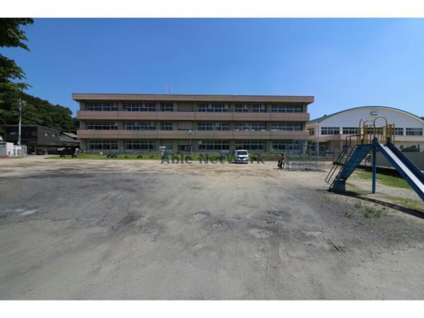 足利市立三重小学校(小学校)まで691m※豊かな緑に囲まれた小学校です。 ★Sofiel「ソフィエル」