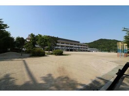 自然豊かな小学校。中学校も隣接されています。