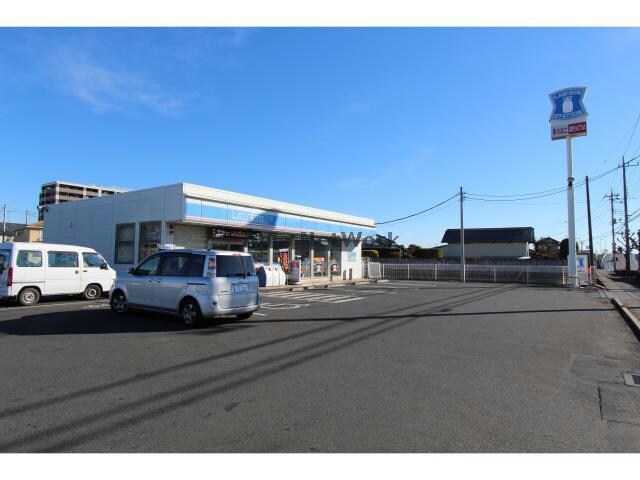 ローソン足利朝倉町店(コンビニ)まで679m※コンビニ限定商品は見逃せませんね。 ガーデンパレスわたらせ1106