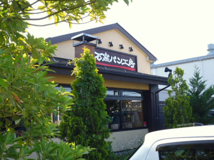 石窯ﾊﾟﾝ工房ｻﾌﾗﾝ 女池店(その他飲食（ファミレスなど）)まで407m ヴィエンナーレ2000