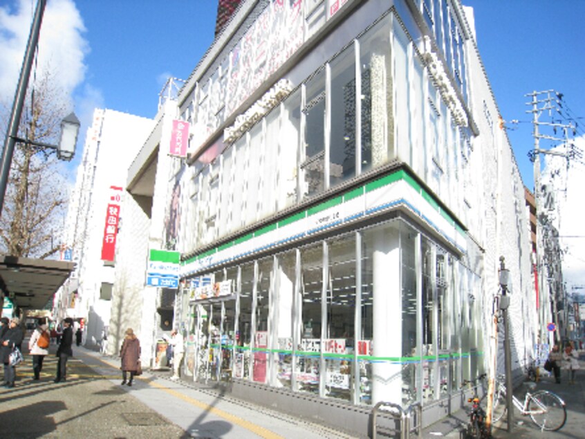 ﾌｧﾐﾘｰﾏｰﾄ 新潟万代四丁目店(コンビニ)まで65m BUENA万代1丁目