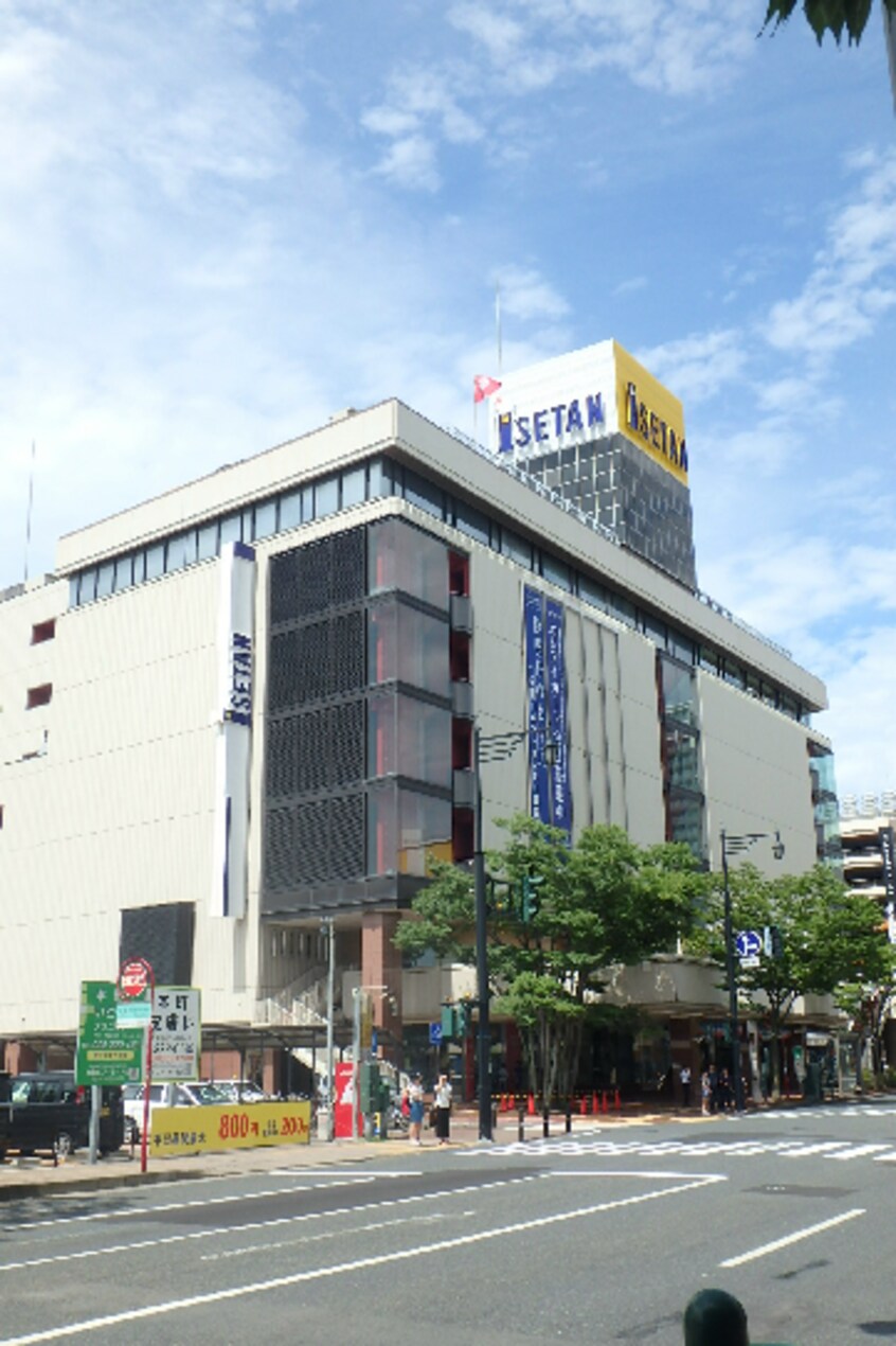 新潟伊勢丹(ショッピングセンター/アウトレットモール)まで400m BUENA万代1丁目