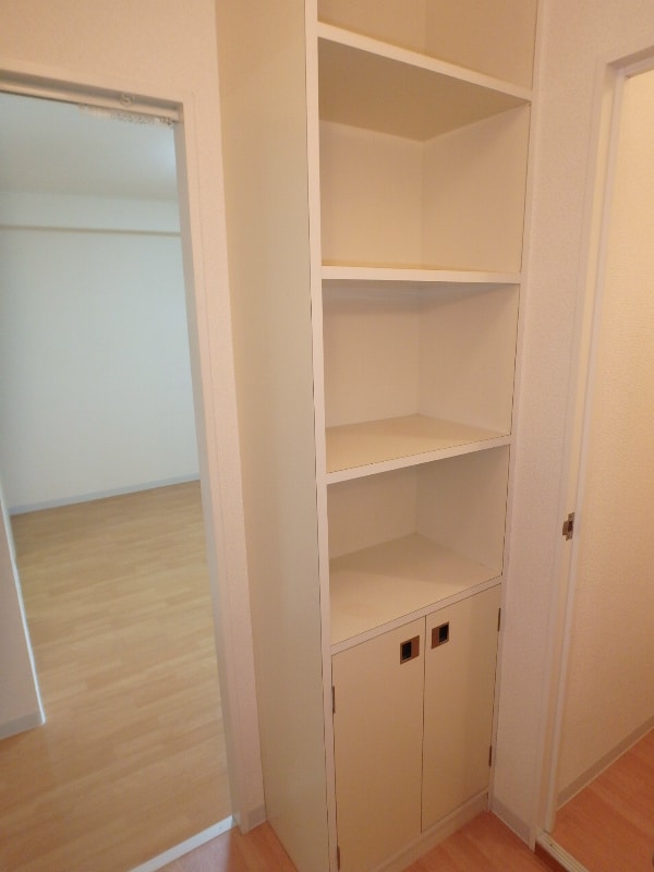 洗面所にも収納棚付いてます♪（参考写真） 紫竹山レジデンス