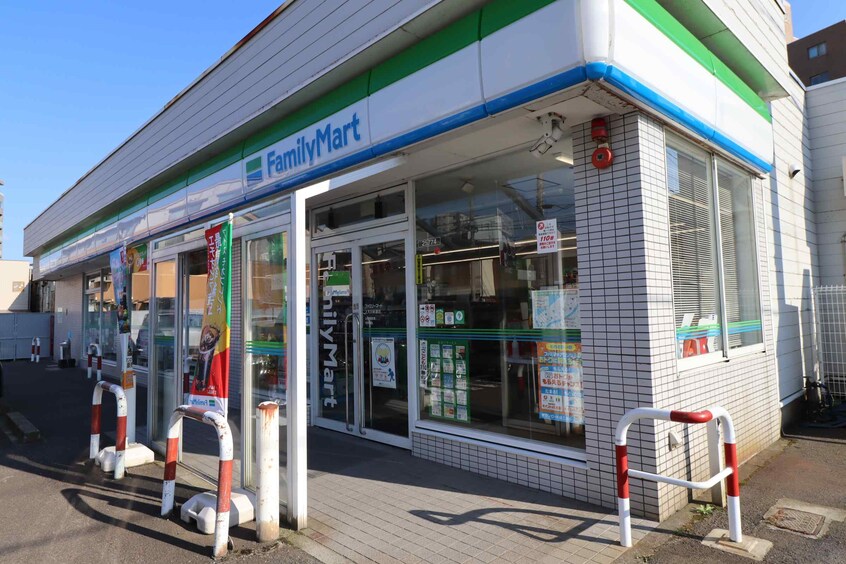 ファミリーマート 上大川前通店(コンビニ)まで58m BUENA上大川前通4