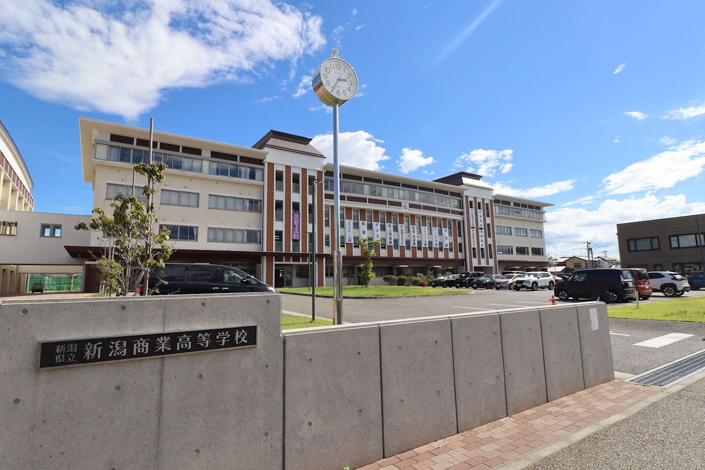 新潟県立新潟商業高校(高等学校/高等専門学校)まで70m プレイス学校町