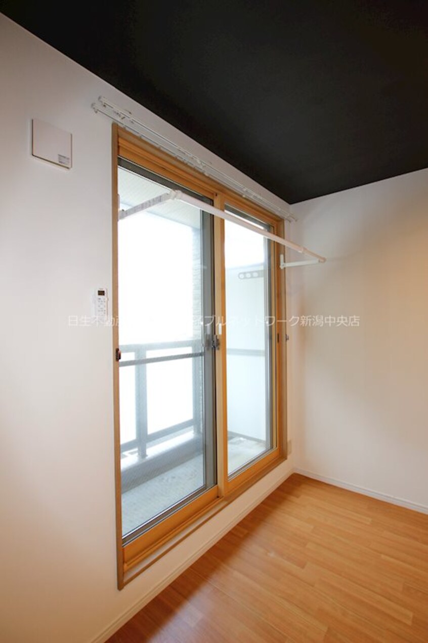 2重サッシで気密性◎室内物干しも付いてます♪ プレイス女池