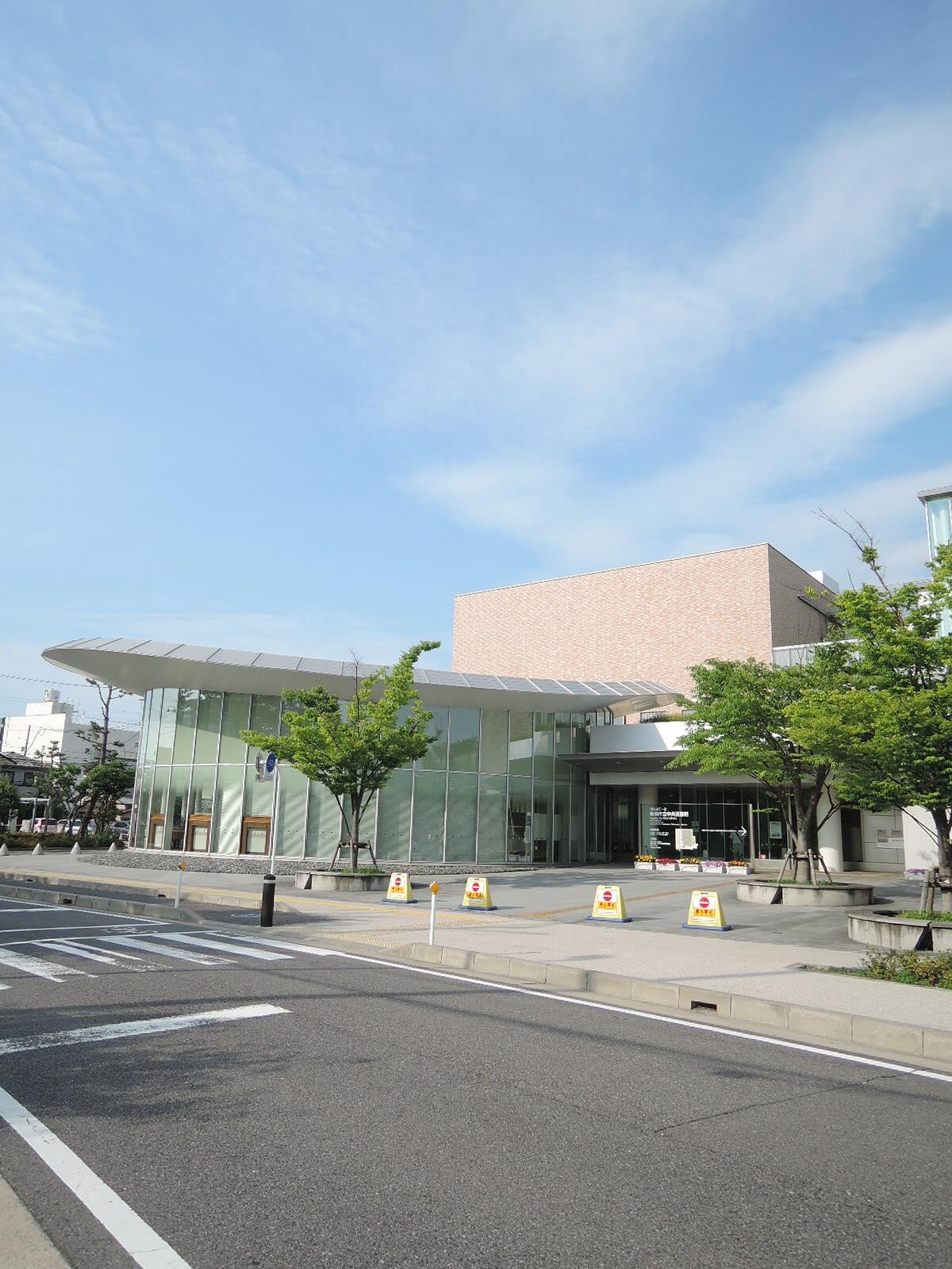 新潟市立中央図書館(図書館)まで556m レデス万代公園