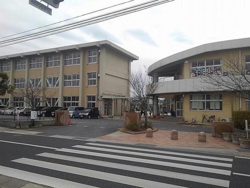中津市立小楠小学校(小学校)まで592m 大分交通バス（中津市）/牛神 徒歩4分 1階 築21年