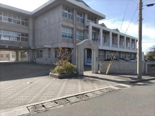 中津市立中津中学校(中学校/中等教育学校)まで185m 大分交通バス（中津市）/牛神 徒歩4分 1階 築21年