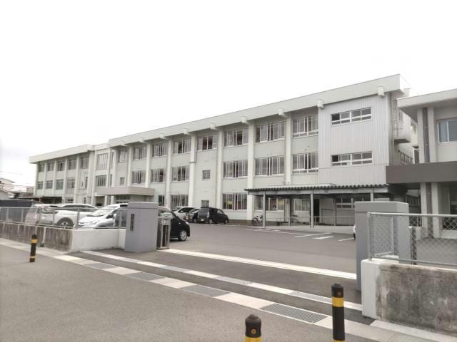 中津市立緑ケ丘中学校(中学校/中等教育学校)まで930m 日豊本線/中津駅 車移動　8分3.6km 1階 築10年