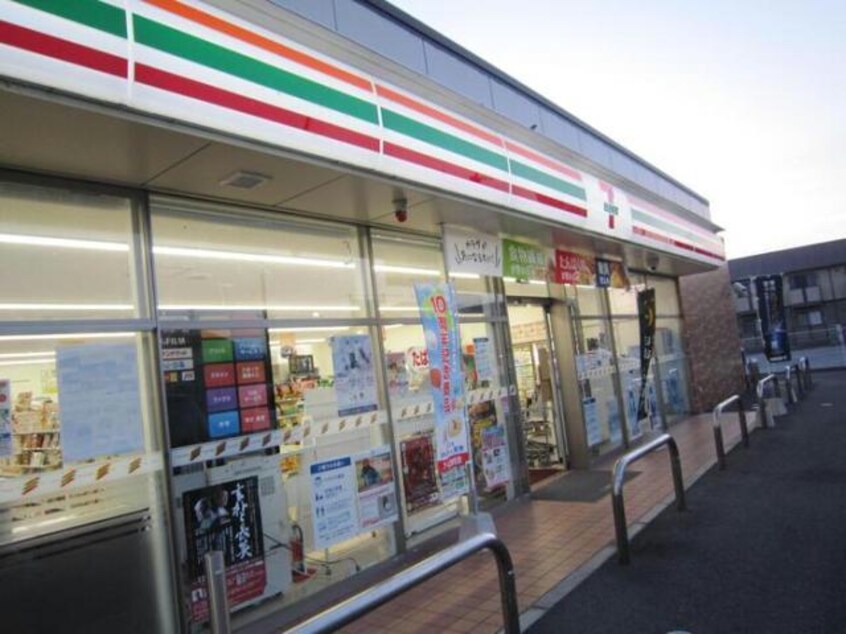 セブンイレブン中津牛神町1丁目店(コンビニ)まで715m 日豊本線/中津駅 徒歩26分 1階 築9年