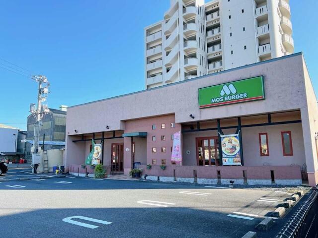 モスバーガー宇部厚南店(その他飲食（ファミレスなど）)まで425m ララヴィコロ