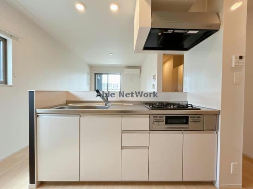  ベルヴィー　寺の前