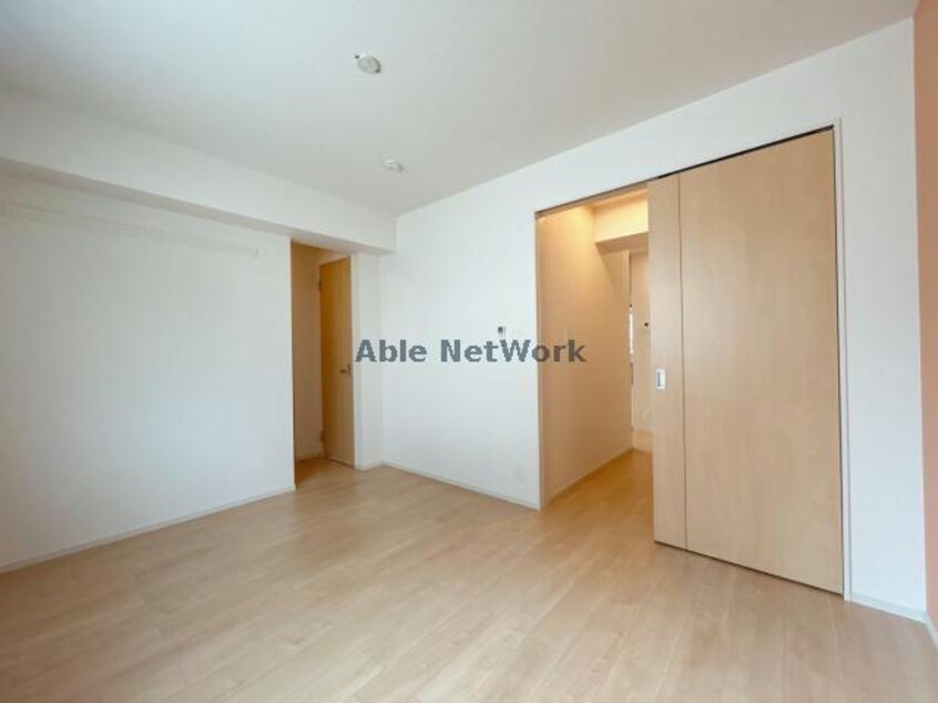  ベルヴィー　寺の前