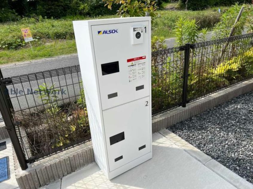  ベルヴィー　寺の前