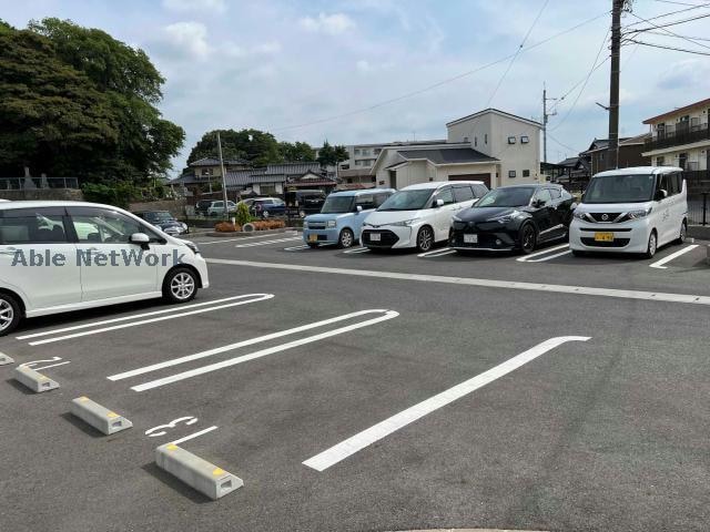  ベルヴィー　寺の前