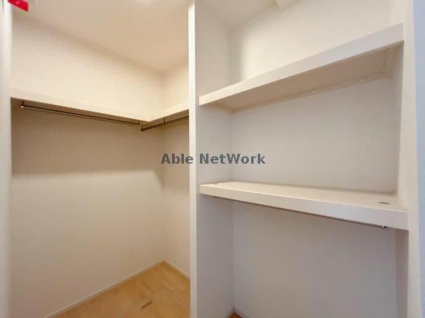  ベルヴィー　寺の前