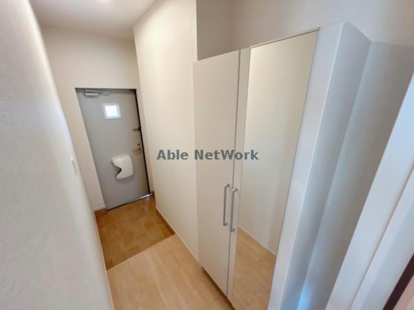  ベルヴィー　寺の前