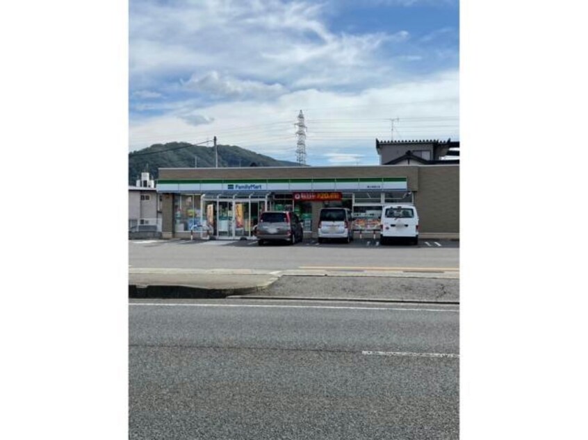 ファミリーマート鯖江新横江店(コンビニ)まで881m コンフォート・リブ