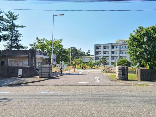 国立新潟大学正門(大学/短大/専門学校)まで579m エリカ