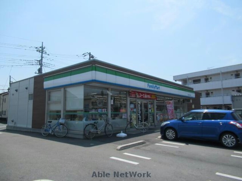 ファミリーマート本庄日の出二丁目店(コンビニ)まで738m セントラルハイツⅡ