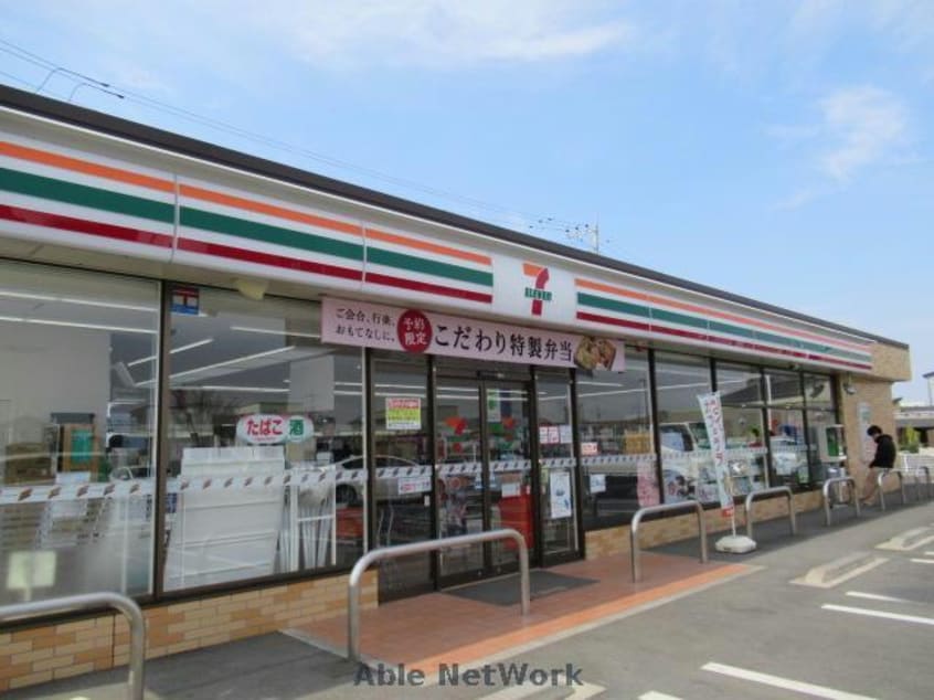 セブンイレブン本庄早稲田中央通り店(コンビニ)まで503m ファミーユ茂木Ａ