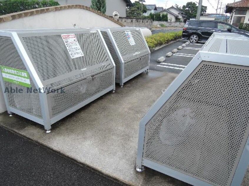 ゴミ収集場所 アヴァンツァーレ