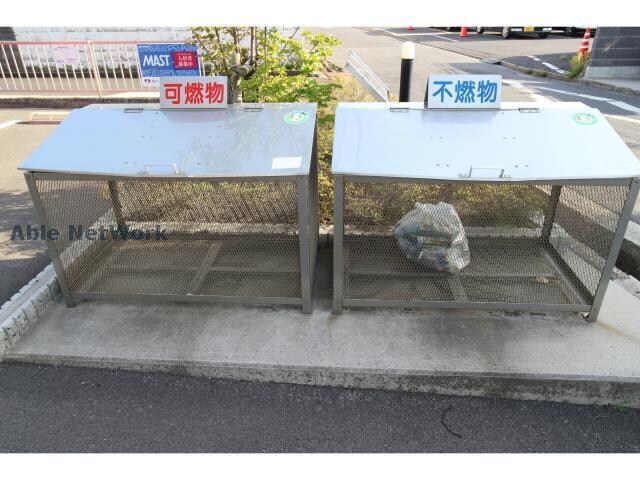 ゴミ置き場 ウィステリアおおつ
