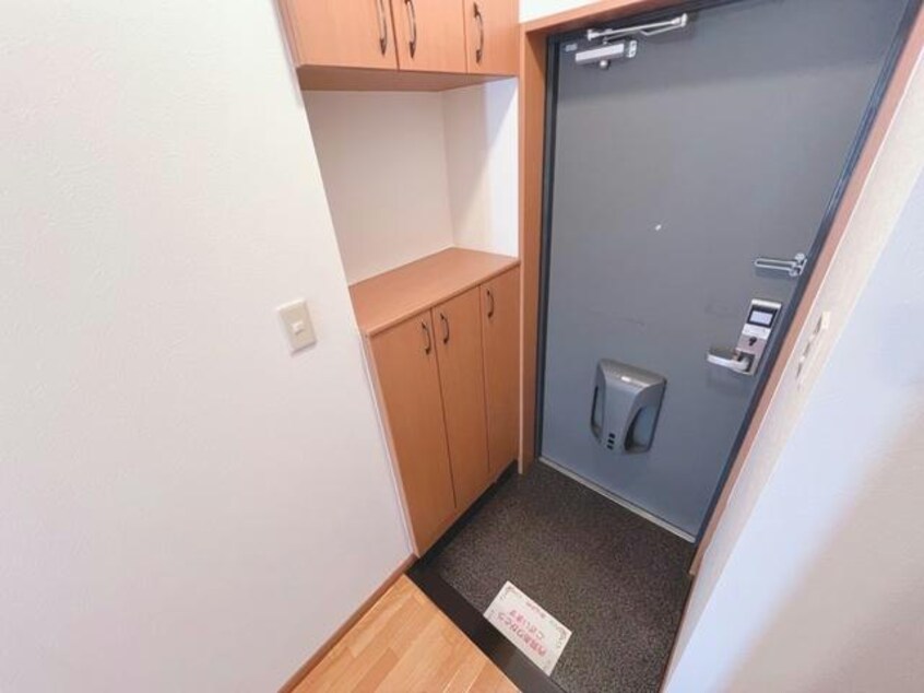 玄関 京成千葉線・千原線/ちはら台駅 バス10分ちはら台東4丁目下車:停歩3分 1階 築20年