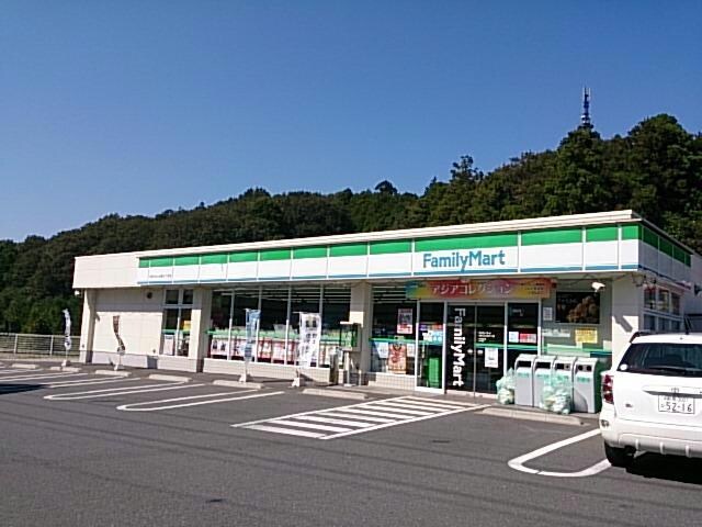 ファミリーマート市原ちはら台東三丁目店(コンビニ)まで478m※ファミリーマート市原ちはら台東三丁目店 京成千葉線・千原線/ちはら台駅 バス10分ちはら台東4丁目下車:停歩3分 1階 築18年