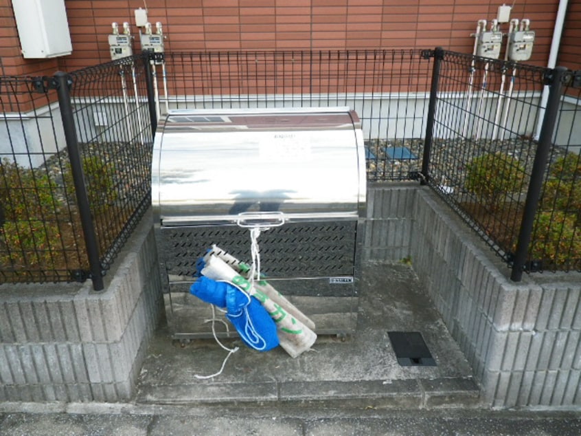 ゴミ置き場 アンソレイエ