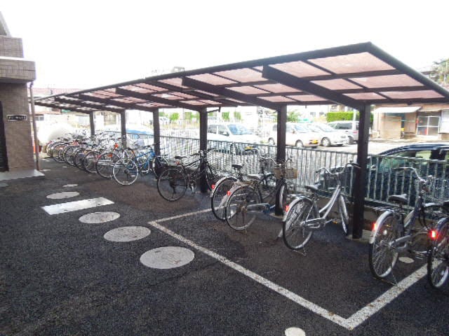 駐輪場 グレース八木３