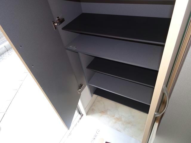 シューズボックス 内房線/八幡宿駅 バス15分菊間団地前下車:停歩10分 1階 築9年