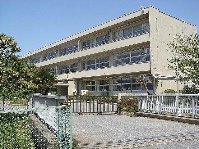 市原市立菊間中学校(中学校/中等教育学校)まで729m※市原市立菊間中学校 内房線/八幡宿駅 バス15分菊間団地前下車:停歩10分 1階 築9年
