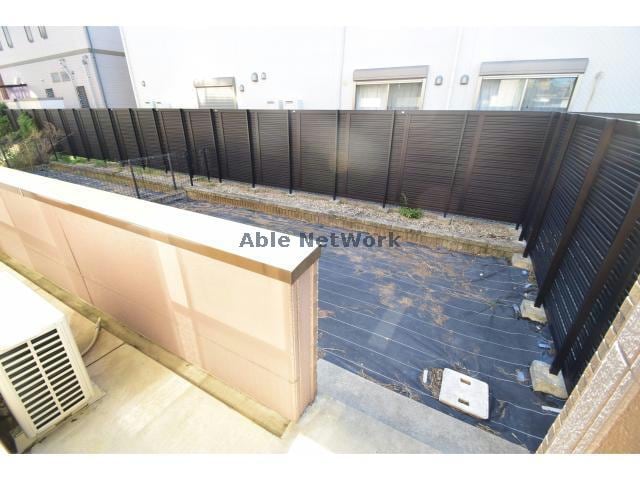 ベランダからお庭に出られます☆ メゾンフリージア