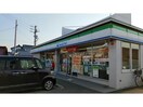 ファミリーマート犬山南店(コンビニ)まで634m オクトハイム