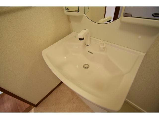 忙しい朝に重宝するシャワー付洗面化粧台！ 曽汀ガーデン