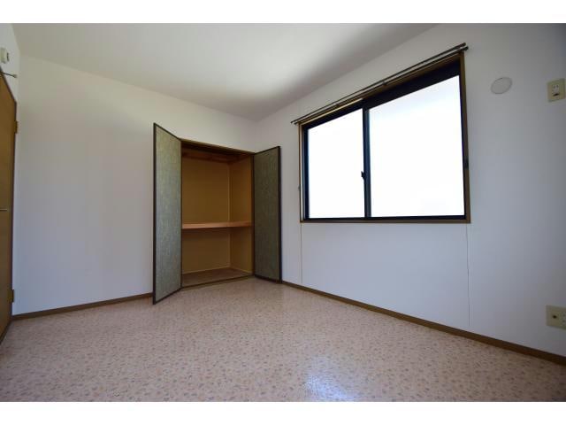 物入れ付き6帖洋室です。 ホープタウン