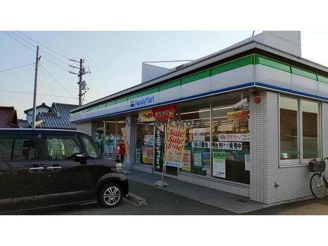ファミリーマート犬山南店(コンビニ)まで464m プラム　シャルマン