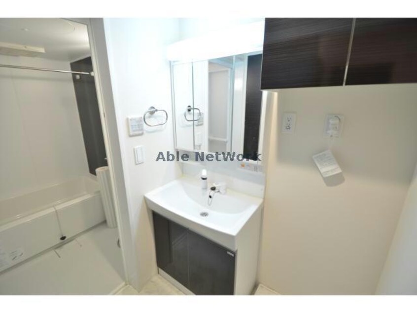 3面鏡の付いた洗面台です。 ビアンカ（Bianca)