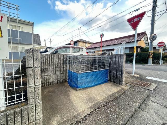 ゴミ置き場 Slow Heights