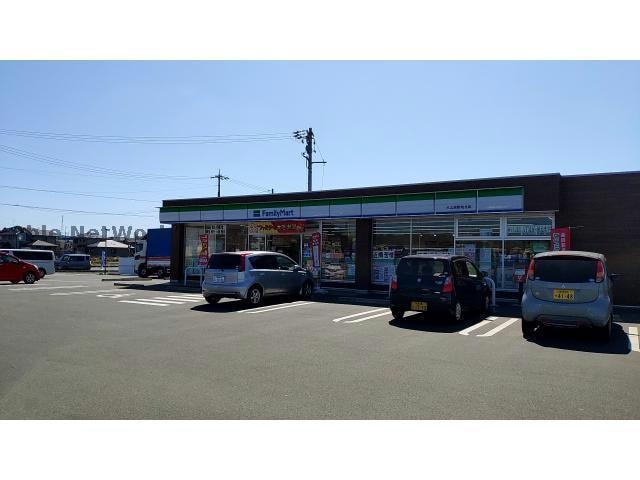 ファミリーマート犬山塔野地北店(コンビニ)まで737m アーバンハイツⅡ