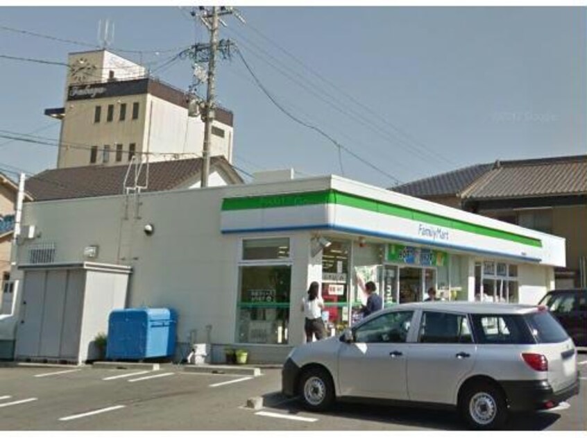 ファミリーマート西尾緑町店(コンビニ)まで353m レジデンス桜