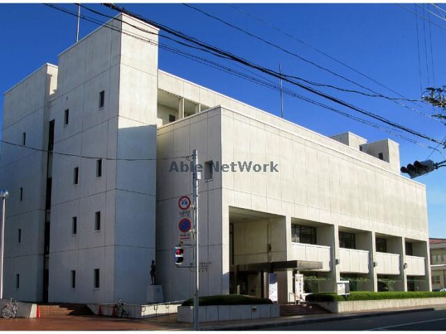 熊谷市立熊谷図書館(図書館)まで2665m 村岡ビューハイツ　(Ａ・Ｂ）棟