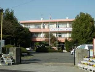 鴻巣市立鴻巣中学校(中学校/中等教育学校)まで804m 鴻巣東ハイツ