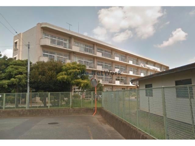 深谷市立上柴東小学校(小学校)まで1073m ハーベスタ（深谷市上柴町東）